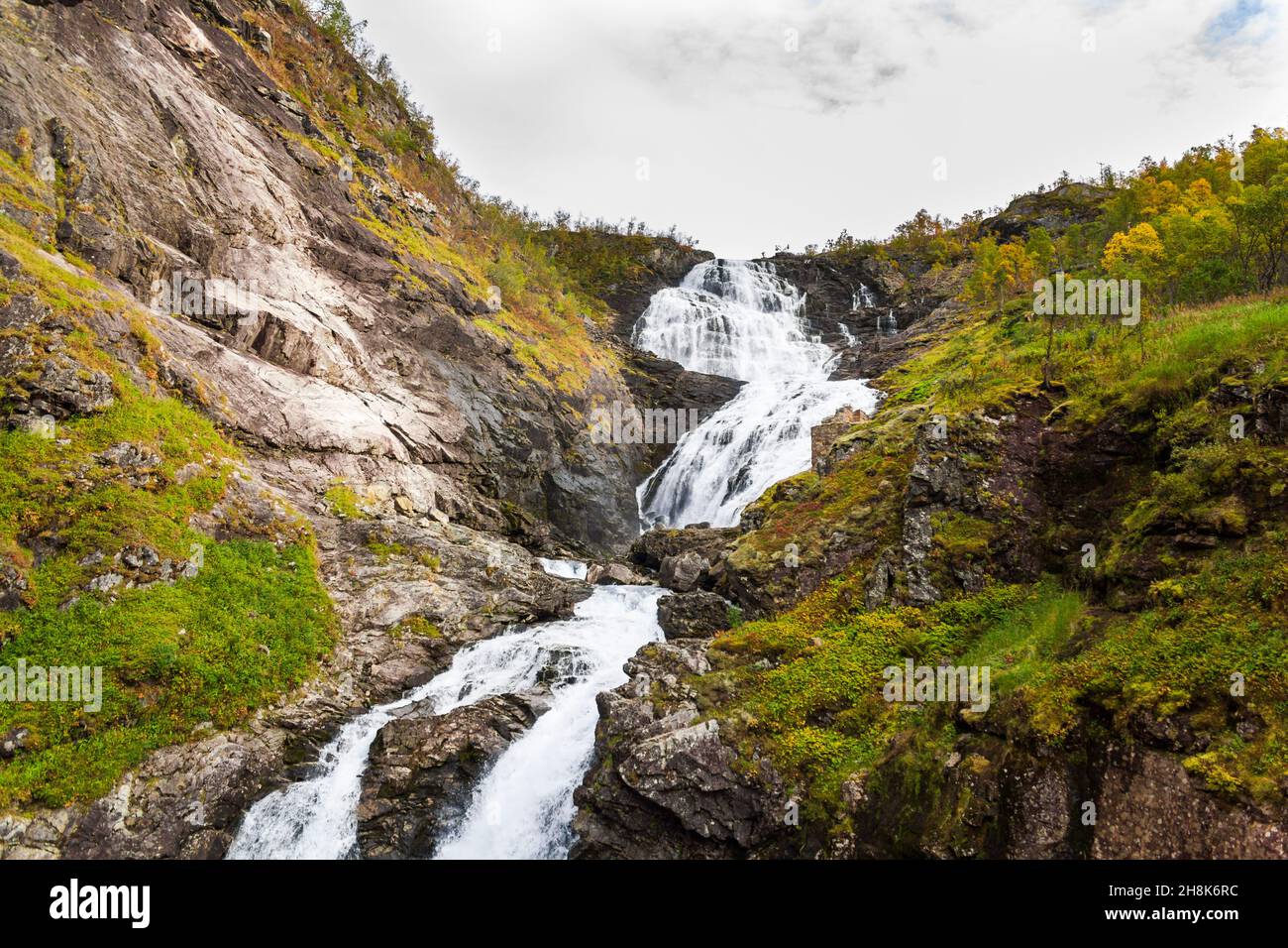 Cascade de Kjossossen à Aurland, Norvège Banque D'Images