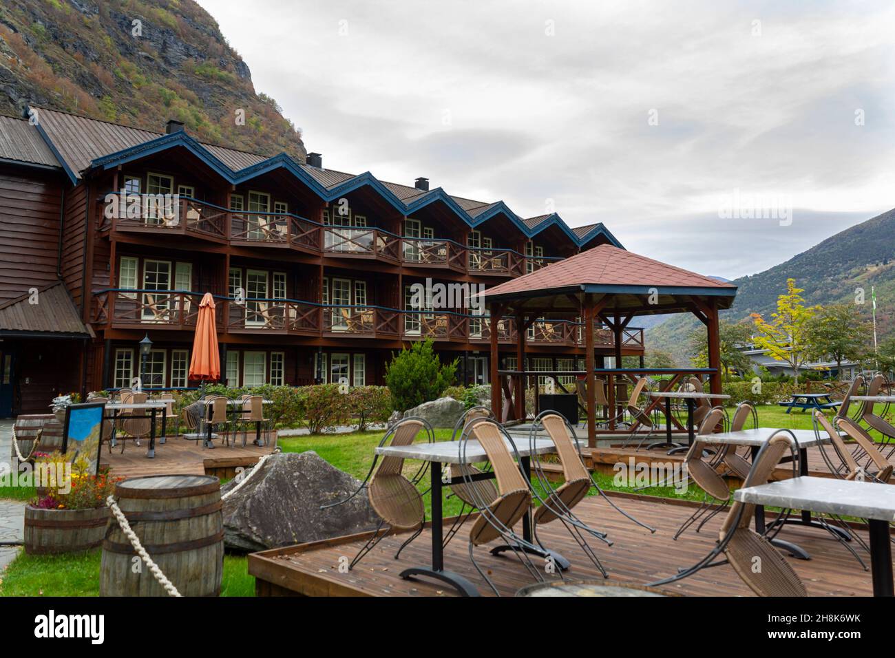 Cet hôtel en bois se trouve dans le magnifique village de Flam, dans la vallée de Flamsdalen Banque D'Images