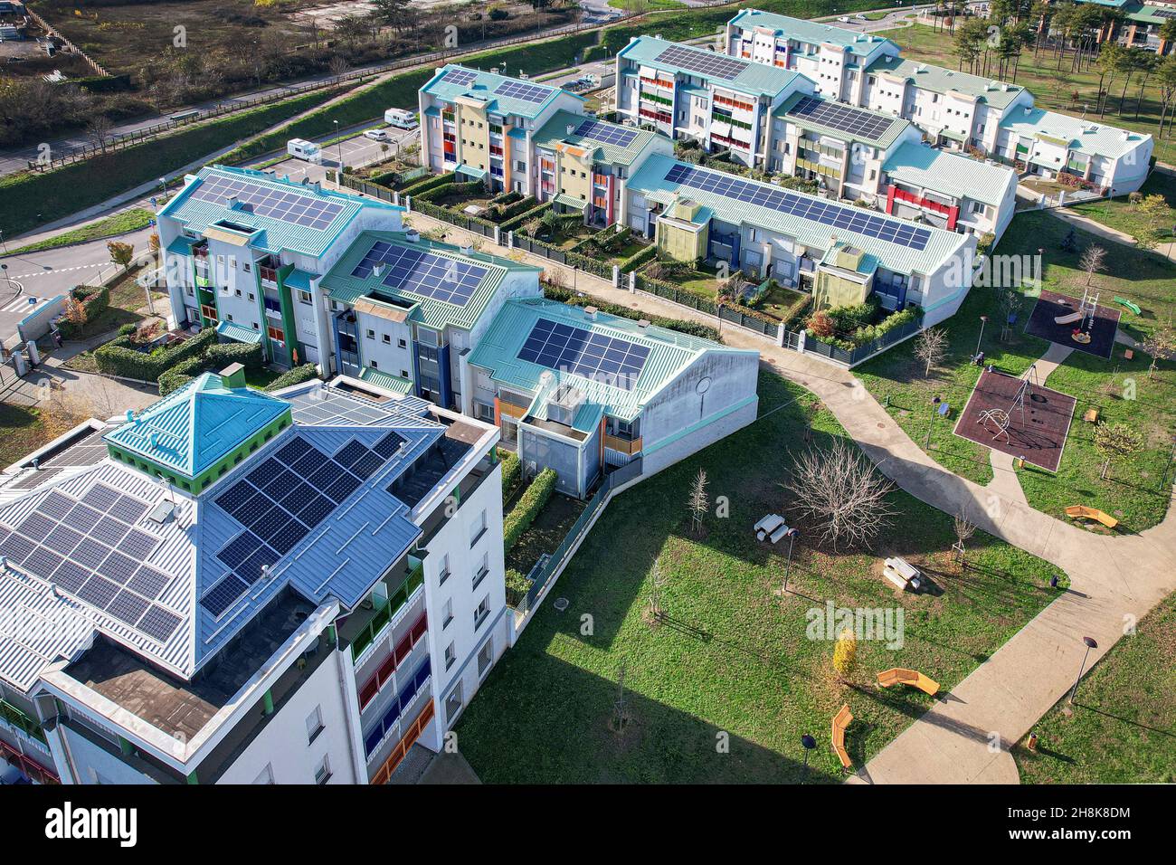 Maisons modernes avec panneaux solaires sur le toit pour l'énergie alternative.Grugliasco, Italie - novembre 2021 Banque D'Images