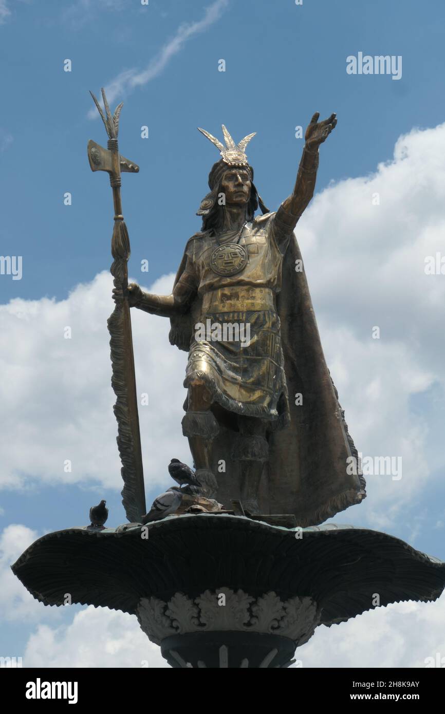 Statue du roi Inca Pachacutec dans le centre de Cusco Pérou monument ...