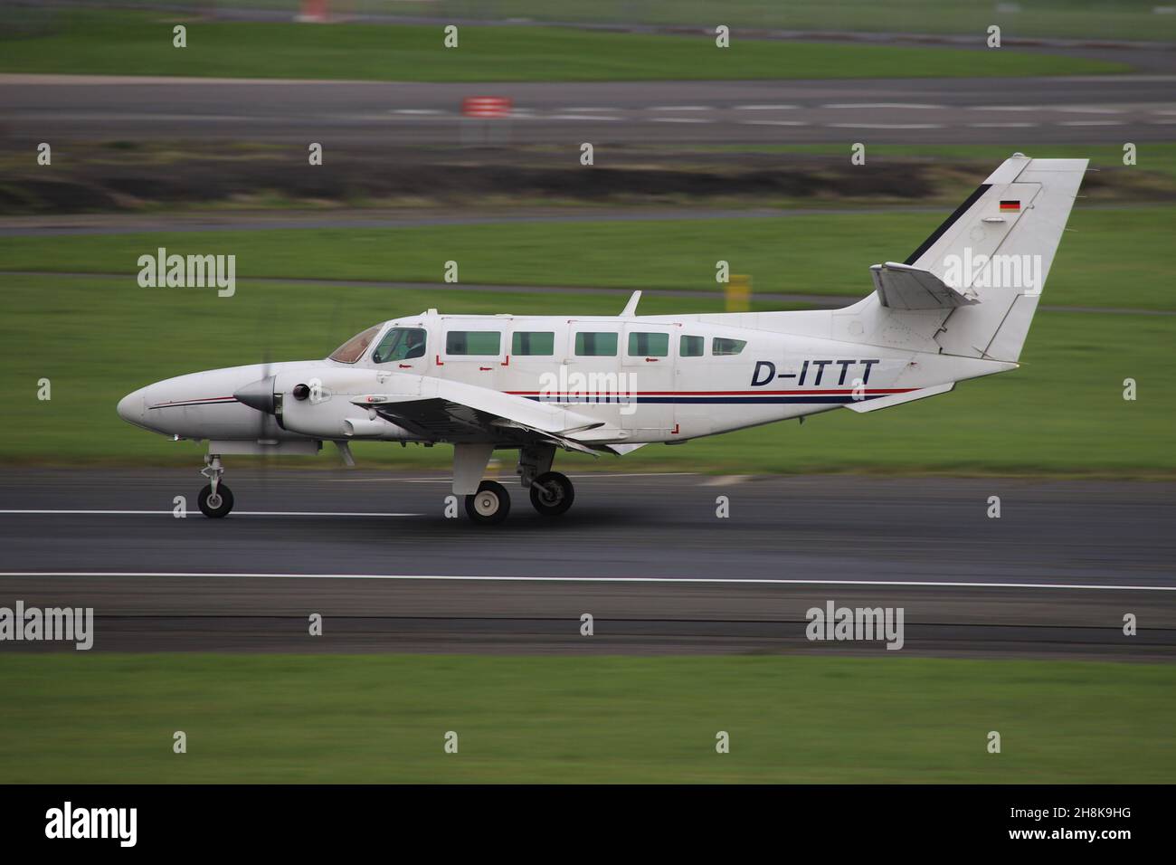 D-ITTT, un Reims-Cessna F406 Caravan II exploité par Air-taxi Europe GmbH, à l'aéroport international de Prestwick à Ayrshire, en Écosse. Banque D'Images