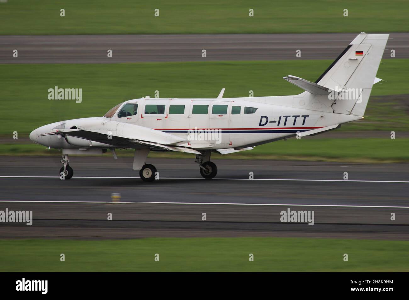 D-ITTT, un Reims-Cessna F406 Caravan II exploité par Air-taxi Europe GmbH, à l'aéroport international de Prestwick à Ayrshire, en Écosse. Banque D'Images
