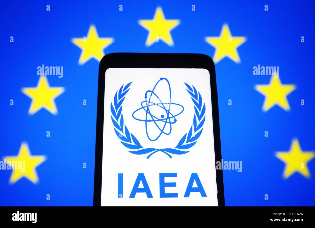 Ukraine.30 novembre 2021.Dans cette illustration, le logo de l'Agence internationale de l'énergie atomique (AIEA) est affiché sur l'écran d'un smartphone et le drapeau de l'UE (Union européenne) est affiché en arrière-plan.Crédit : SOPA Images Limited/Alamy Live News Banque D'Images