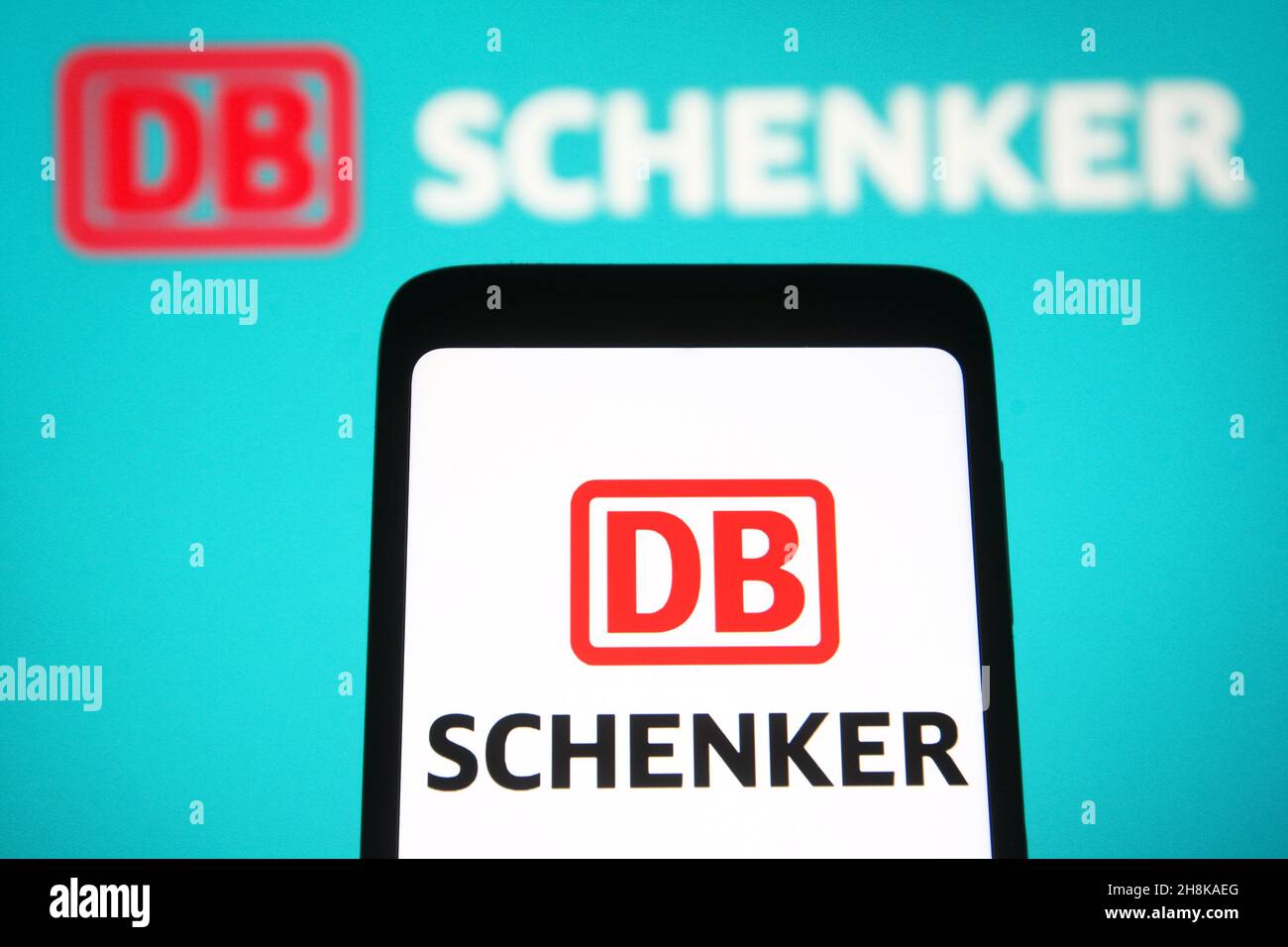 Ukraine.30 novembre 2021.Sur cette photo, le logo DB Schenker apparaît sur l'écran d'un smartphone et d'un pc.(Photo de Pavlo Gonchar/SOPA Images/Sipa USA) crédit: SIPA USA/Alay Live News Banque D'Images