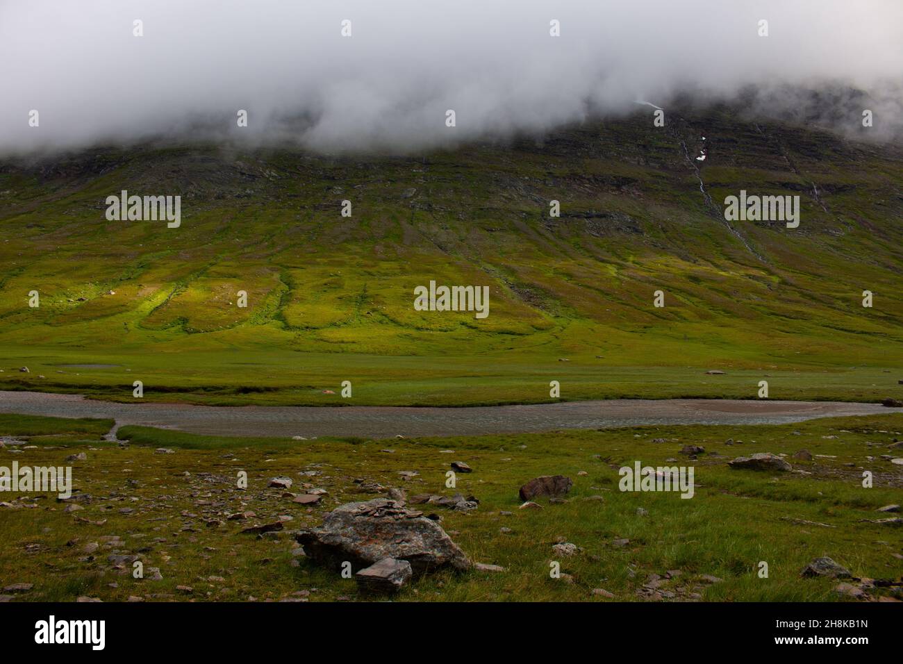 Côté montagne le long de la piste Kungsleden entre Viterskalet et Syter huts, Laponie, Suède, juillet Banque D'Images