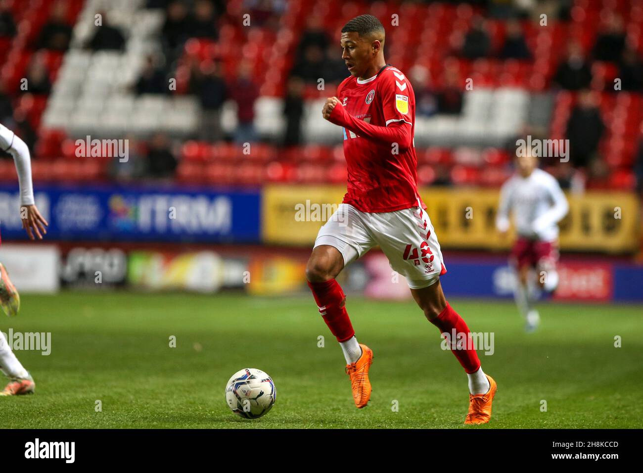 LONDRES, GBR.30 NOV Mason Burstow de Charlton Athletic avec le ballon lors du match de Trophée EFL entre Charlton Athletic et Aston Villa à la Valley, Londres, le mardi 30 novembre 2021.(Credit: Tom West | MI News) Credit: MI News & Sport /Alay Live News Banque D'Images