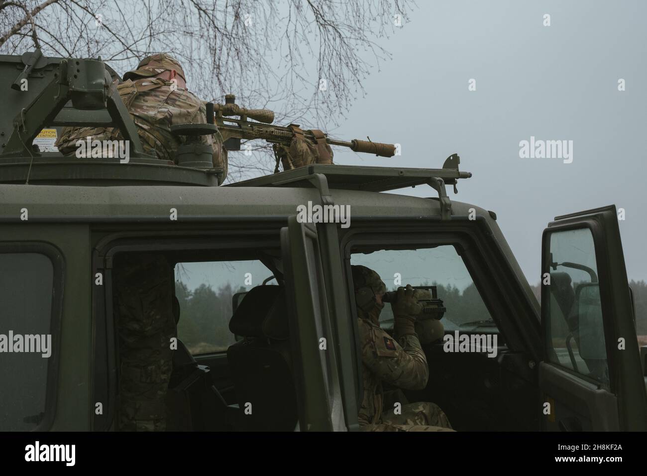 Une équipe de tireurs d'élite américaine et britannique s'engage sur les cibles d'un camion lors de la compétition internationale de tireurs d'élite renforcée du groupe de combat en présence avancée Lettonie au Camp Adazi, en Lettonie, le 16 novembre 2021.Le LISC a été créé pour rassembler des équipes de tireurs de toute l'OTAN afin de partager leurs connaissances et de participer à des compétitions stimulantes et amicales.(É.-U.Photo de la Garde nationale de l'armée par le Sgt.Milslagle Remi) Banque D'Images
