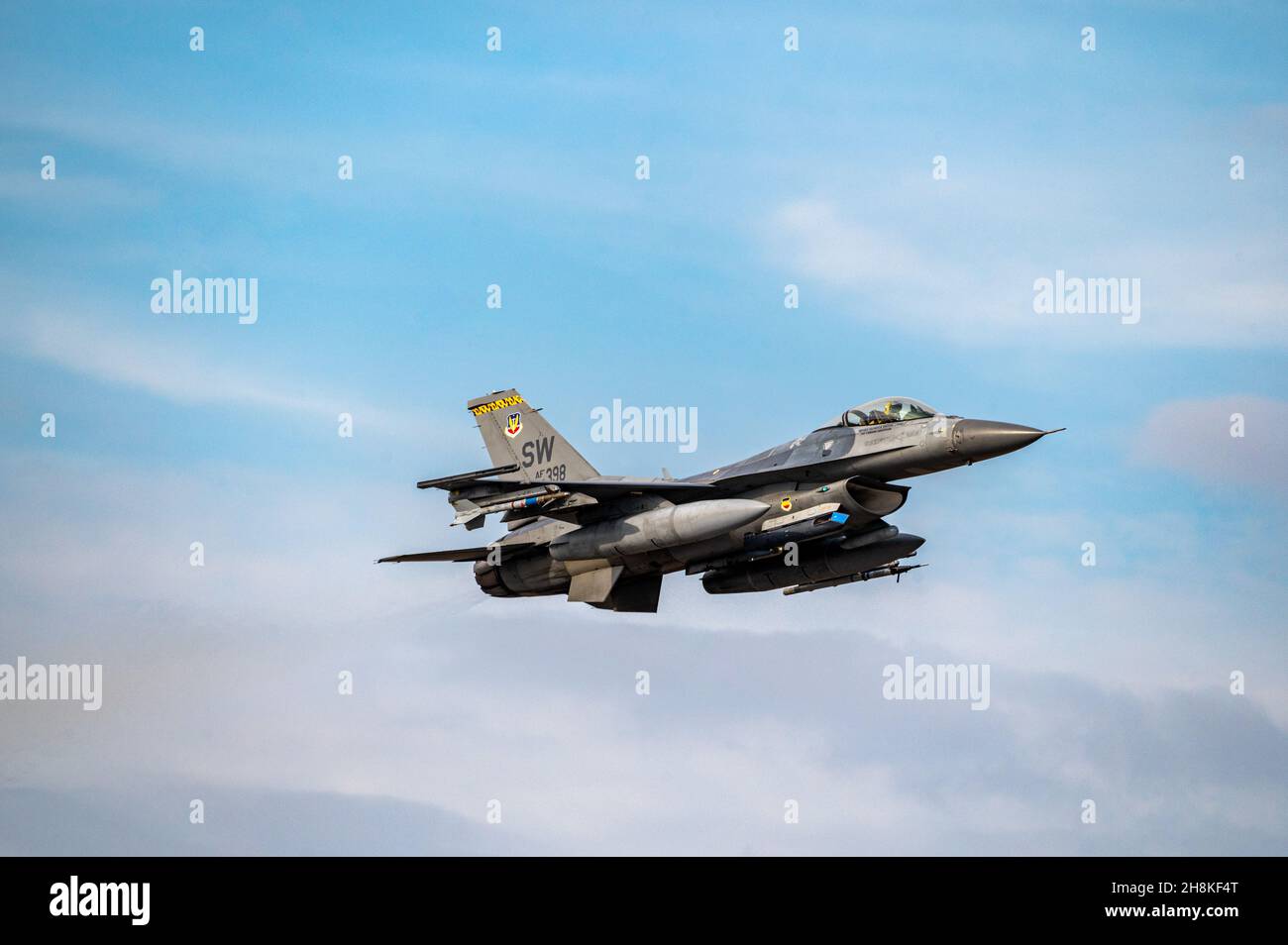 Un pilote de la US Air Force affecté au 79e Escadron de chasseurs pilote un F-16 Viper lors de l'exercice Iron Hand 22-2 à la base aérienne de Tyndall, en Floride.10 novembre 2021.À l'origine, les Tigres ont été chargés à Tyndall de soutenir le drapeau à damiers 22-1 et le Programme d'évaluation des systèmes d'armes est, la 20e Escadre de chasseurs a profité de l'occasion pour inclure un exercice mené par l'escadre, Iron-Hand 22-02.(É.-U.Photo de la Force aérienne par Senior Airman Cody Sanders) Banque D'Images