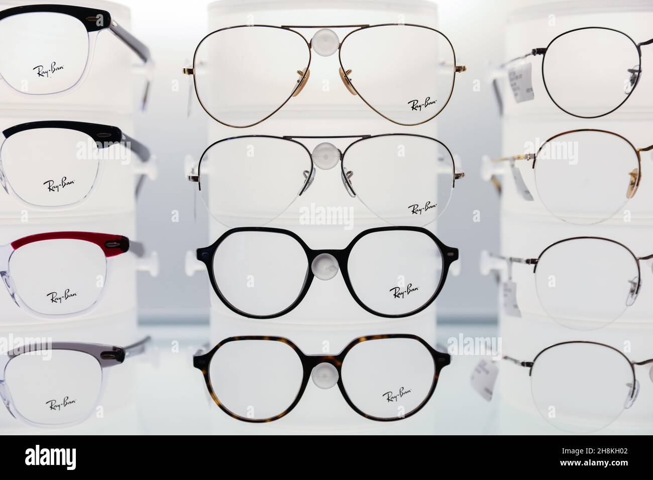 Les lunettes ray-Ban sont présentées pour la vente dans un LensCrafters,  les deux marques appartenant à EssilorLuxottica sa, à Manhattan, New York  City, États-Unis, le 30 novembre,2021. REUTERS/Andrew Kelly Photo Stock -