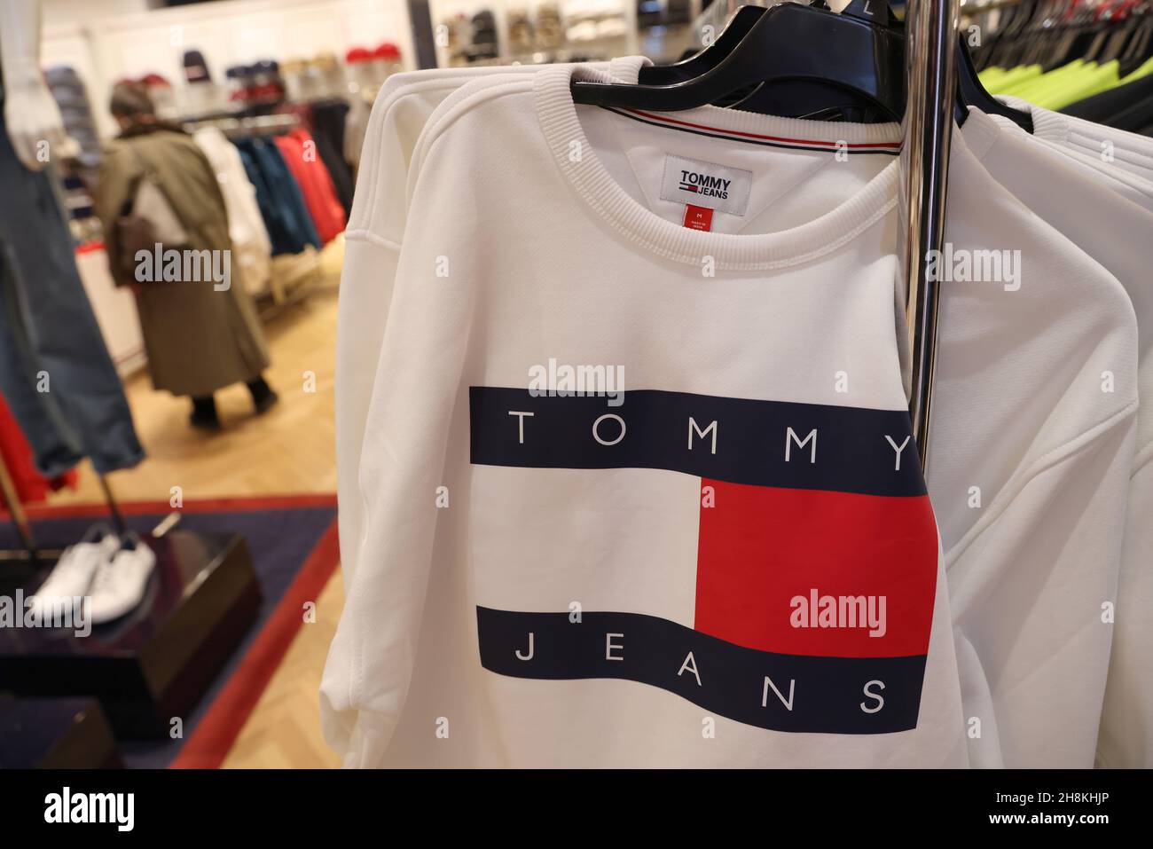 Vêtements de Tommy Hilfiger, une marque appartenant à PVH Corp., est  photographié pour la vente dans un magasin à Manhattan, New York City,  États-Unis, le 30 novembre 2021.REUTERS/Andrew Kelly Photo Stock -
