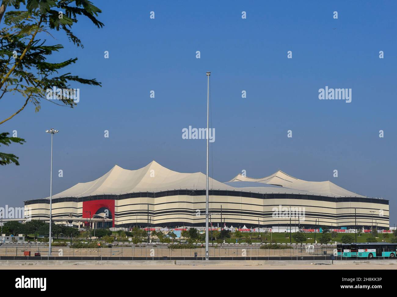 Al Khor, Qatar.30 novembre 2021.La photo montre une vue extérieure du stade Al Bayt avant l'ouverture de la coupe arabe de la FIFA 2021 à Al Khor, Qatar, le 30 novembre 2021.Credit: Nikku/Xinhua/Alay Live News Banque D'Images