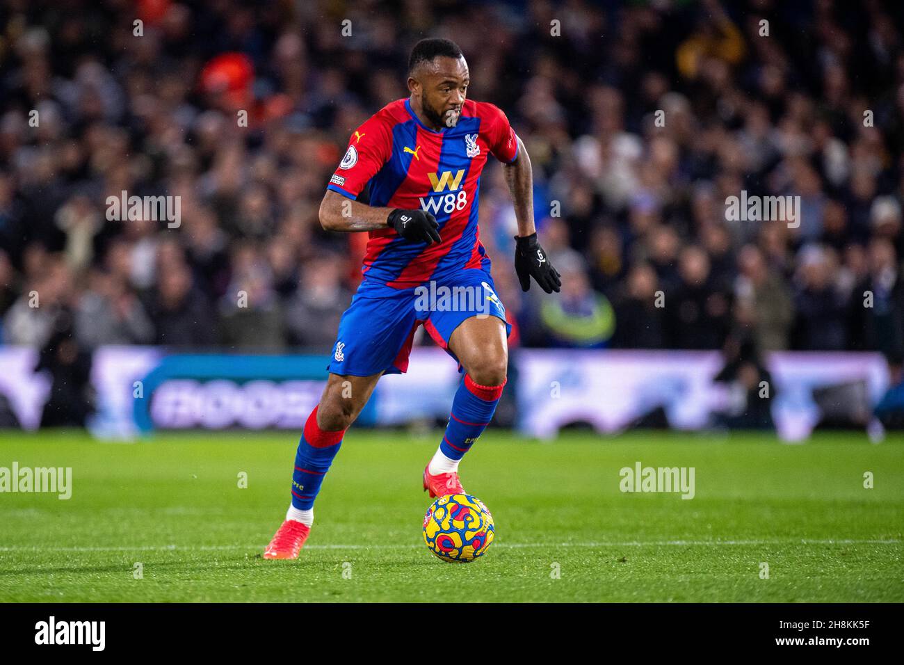 LEEDS, ANGLETERRE - NOVEMBRE 30 : Jordan Ayew de Crystal Palace lors du match de la Premier League entre Leeds United et Crystal Palace à Elland Road le 30 novembre 2021 à Leeds, Angleterre.(Photo de Sebastian Frej) Banque D'Images