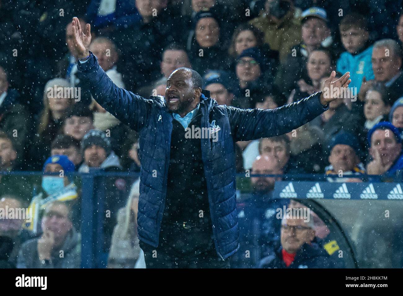 LEEDS, ANGLETERRE - NOVEMBRE 30 : directeur Patrick Vieira de Crystal Palace lors du match de la Premier League entre Leeds United et Crystal Palace à Elland Road le 30 novembre 2021 à Leeds, Angleterre.(Photo de Sebastian Frej) Banque D'Images