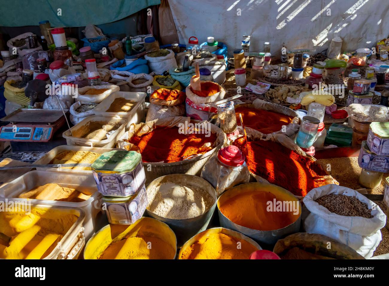 Rissani, Errachidia, Etats-Unis.9 novembre 2021.Épices marocaines colorées  dans le marché ouvert de Rissani, Maroc, Afrique.(Credit image: © Walter G  Arce SR Grindstone Medi/ASP via ZUMA Press Wire Photo Stock - Alamy