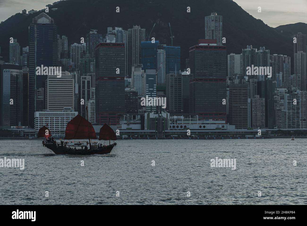 Gratte-ciel de Hong Kong avec junk boat Banque D'Images