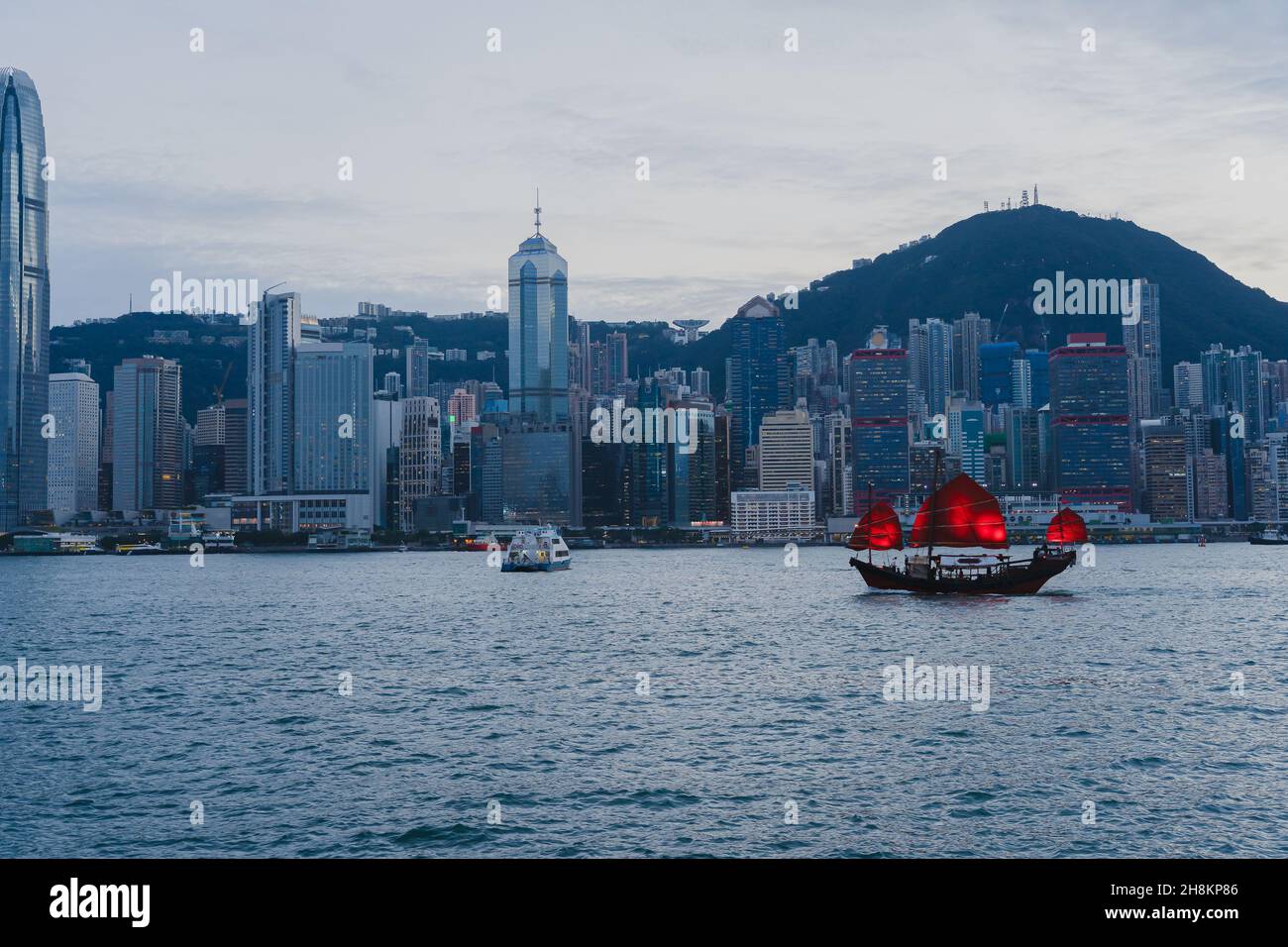 Gratte-ciel de Hong Kong avec junk boat Banque D'Images