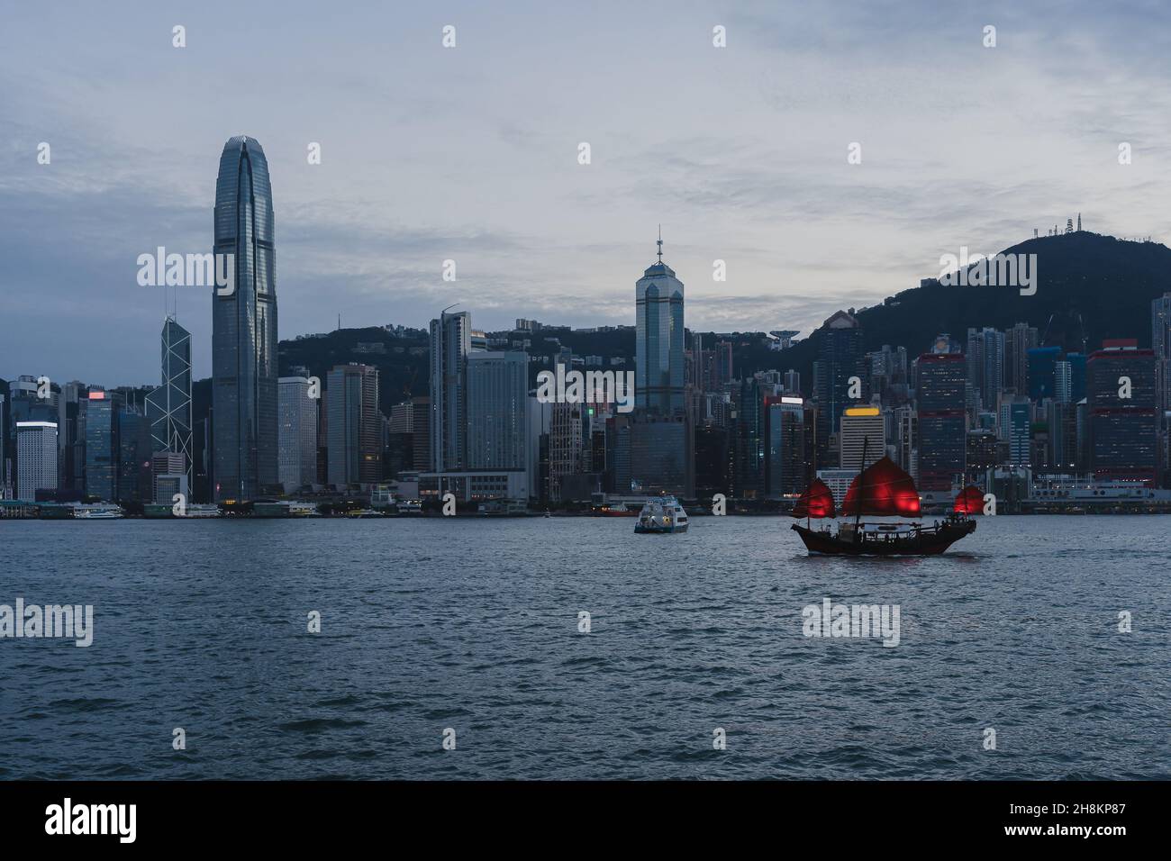 Gratte-ciel de Hong Kong avec junk boat Banque D'Images
