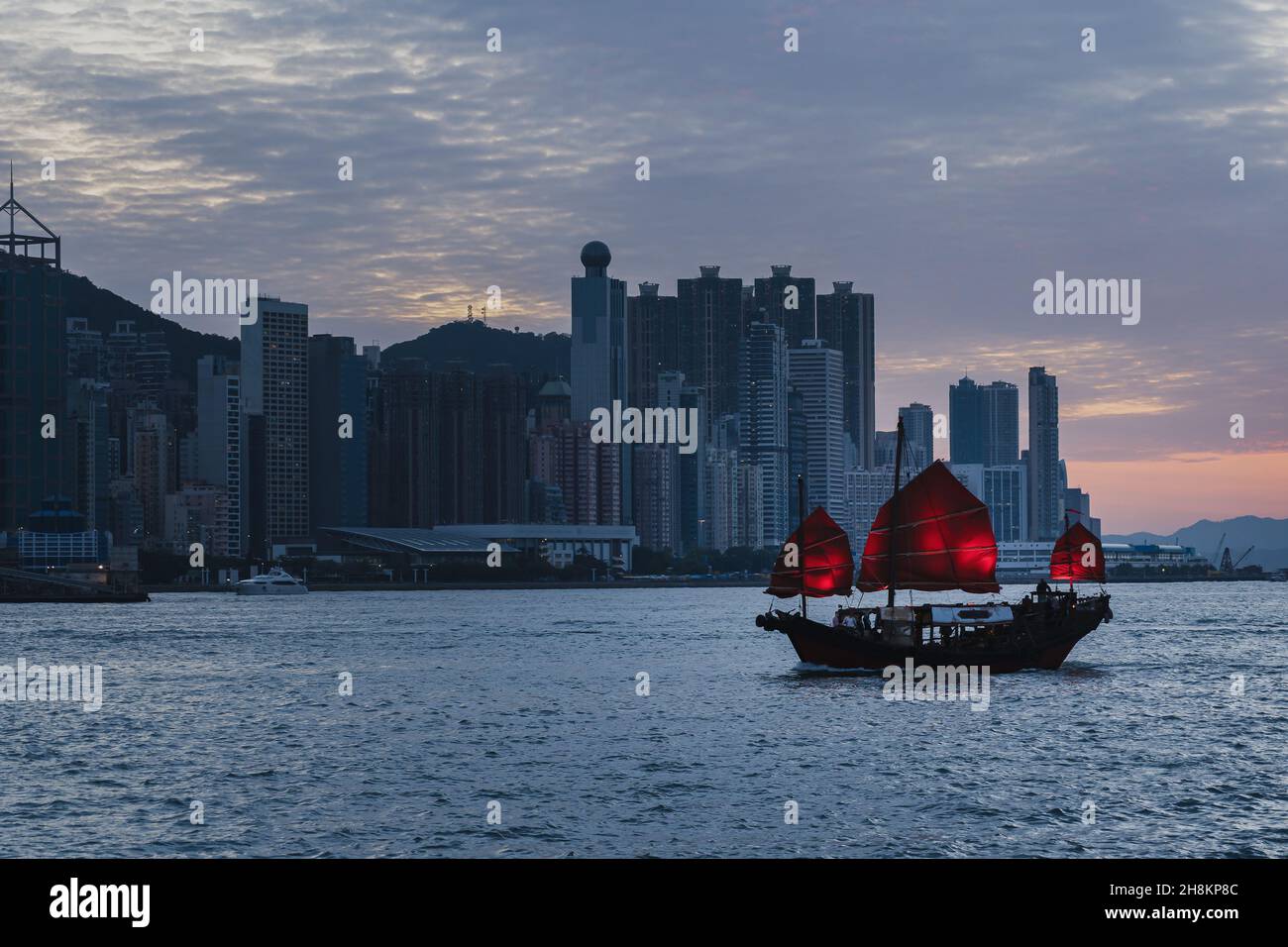 Gratte-ciel de Hong Kong avec junk boat Banque D'Images