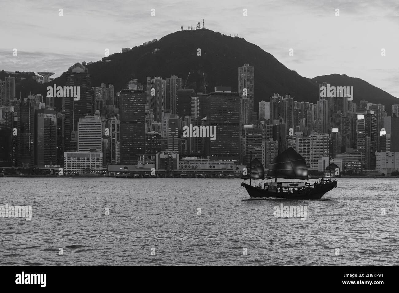 Gratte-ciel de Hong Kong avec junk boat Banque D'Images