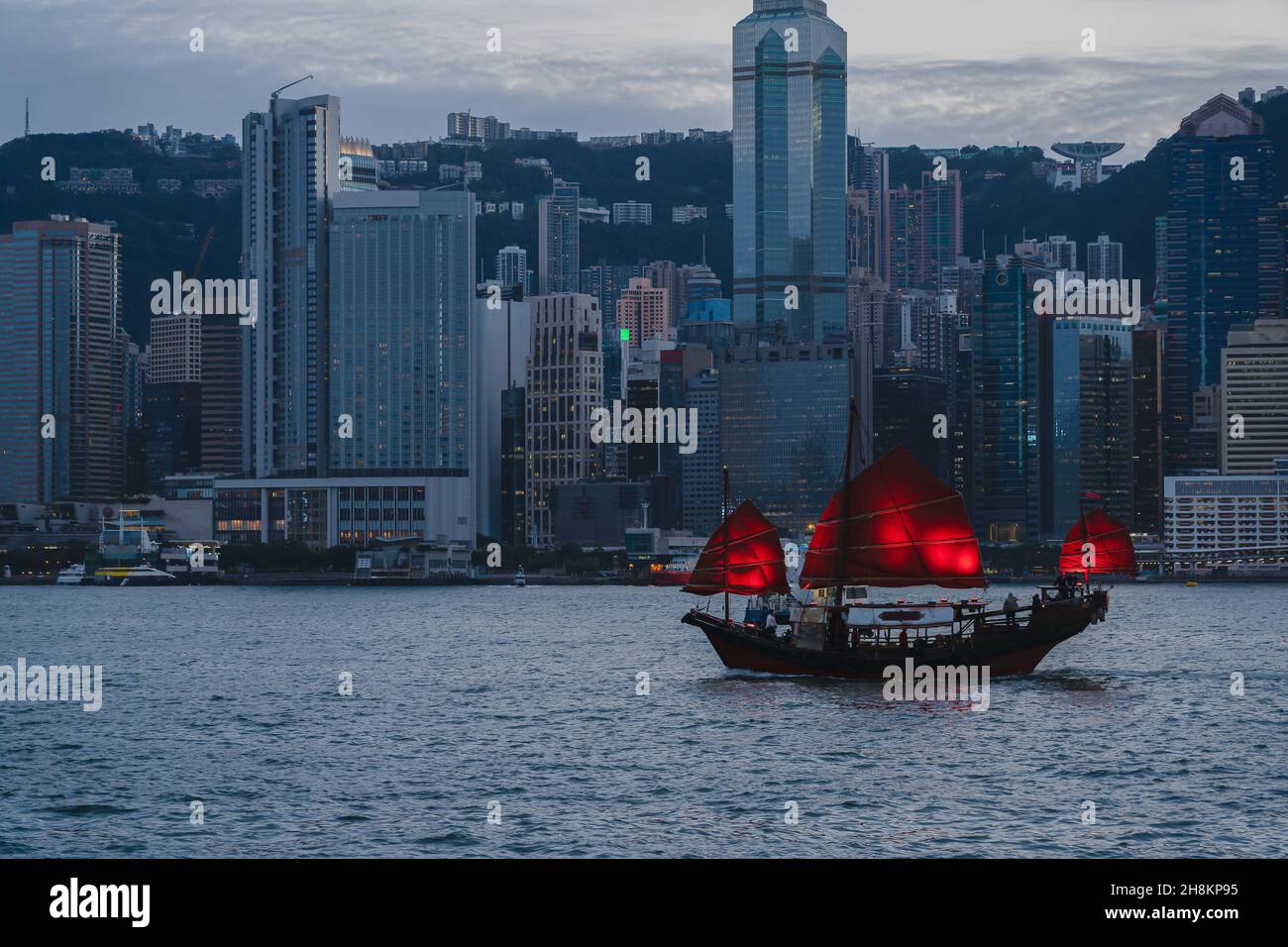 Gratte-ciel de Hong Kong avec junk boat Banque D'Images