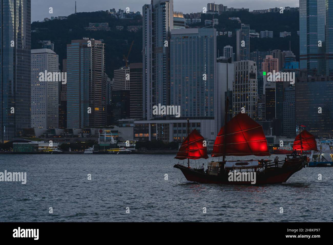 Gratte-ciel de Hong Kong avec junk boat Banque D'Images
