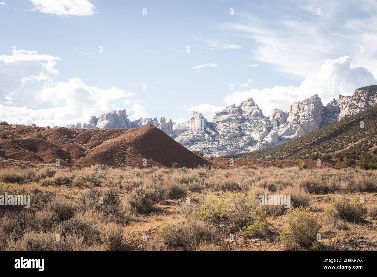 La belle vue ciel nuageux, rouge et vert canyon dans le Colorado.L'arrière-plan incroyablement coloré Banque D'Images