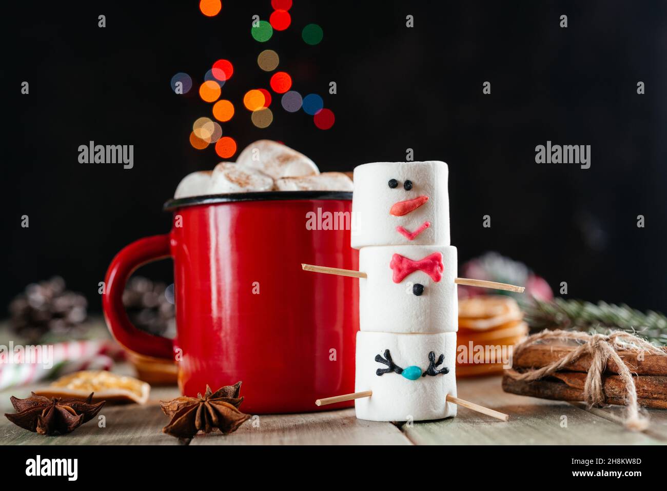 Tasse en émail rouge de chocolat chaud avec bonsmallow bonhomme de neige sur fond de Noël Banque D'Images