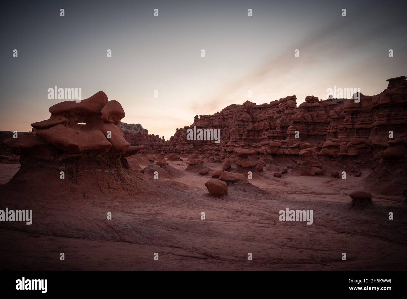 Beaucoup de figures drôles et fantaisistes de grès brun rougeâtre.La vallée de Goblin est un endroit pittoresque dans le célèbre parc national de Goblin Valley. Banque D'Images