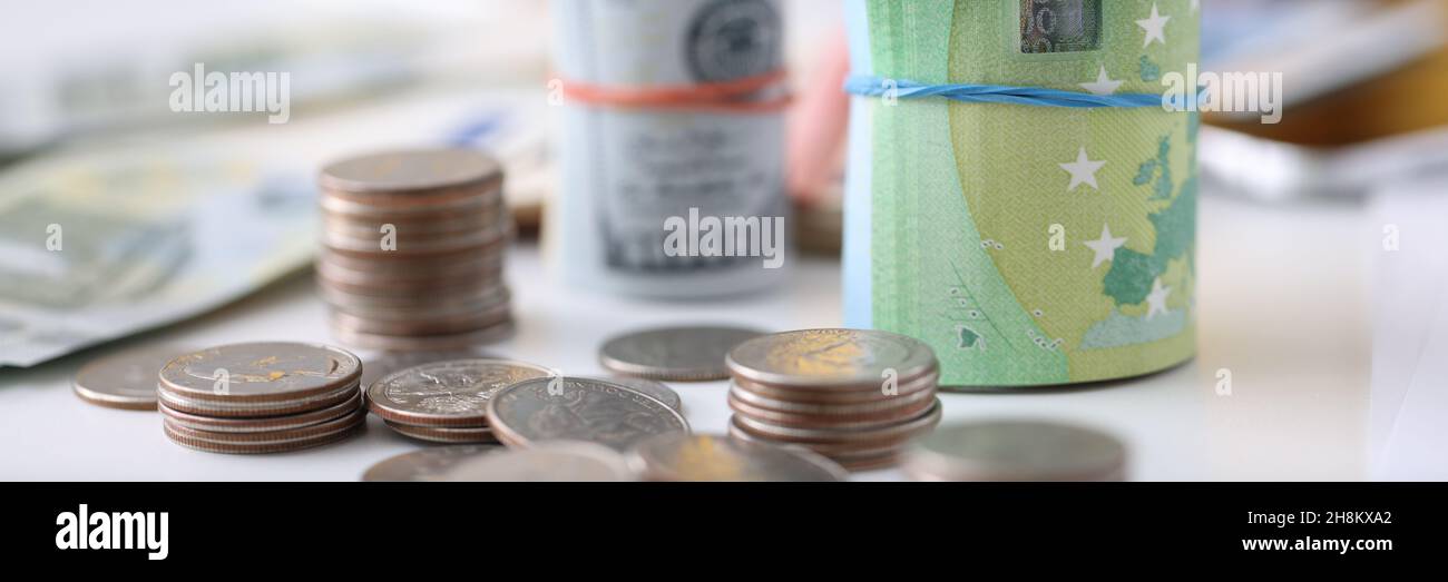Il y a cent billets de banque et cent billets de banque en euros avec pièces Banque D'Images