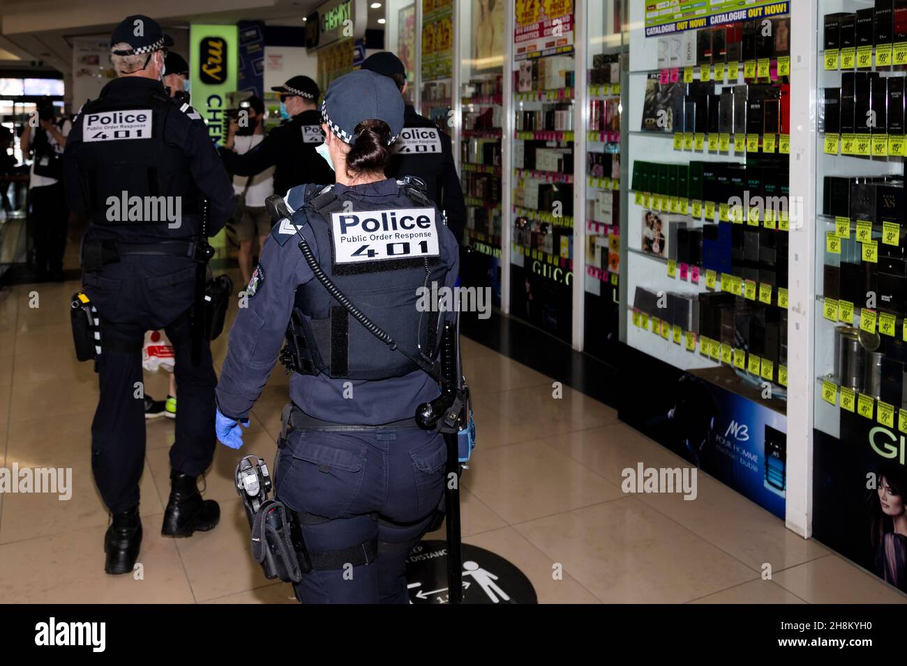 Les agents des services d'intervention de l'ordre public sont vus en train de dégager le centre commercial de Chadstone après une petite manifestation au cours d'une série de manifestations pop up Freedom.Des manifestations pour la liberté ont lieu à Melbourne tous les samedis et dimanches en réponse aux restrictions de la COVID-19 et à la poursuite de la suppression des libertés malgré le déclin de nouveaux cas.Victoria a enregistré 14 nouveaux cas en une nuit, ainsi que 7 décès. Banque D'Images