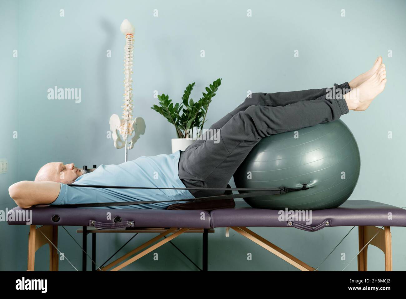 Exercices de rotation sur le ballon de fitness avec des bandes de résistance en position de repos constructive Banque D'Images