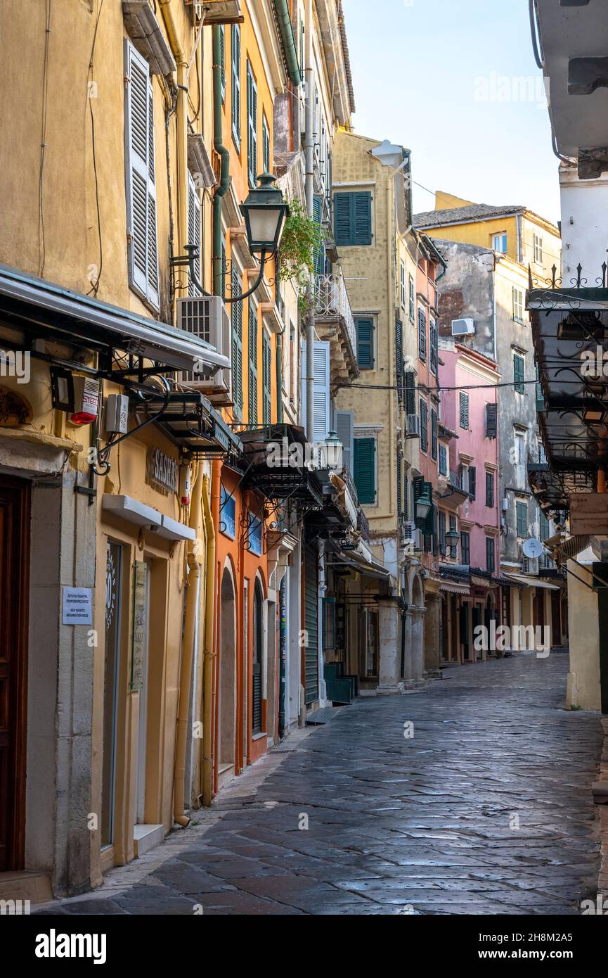 Rue étroite dans la vieille ville de Corfou Banque D'Images