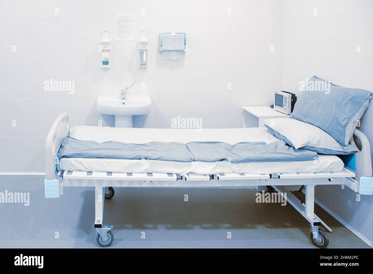 Vider la salle d'opération intérieure et l'équipement moderne de l'hôpital.Dispositif médical pour le chirurgien chirurgical d'urgence en ton bleu.Sauver la vie Banque D'Images