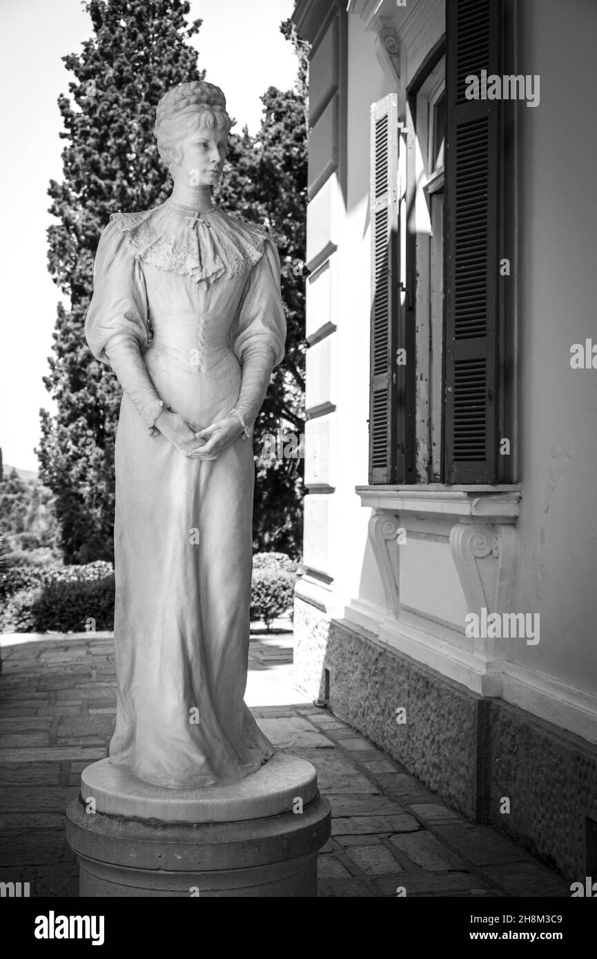 Statue de l'impératrice Elisabeth d'Autriche ou Sisi devant l'entrée du palais Achilleion Banque D'Images