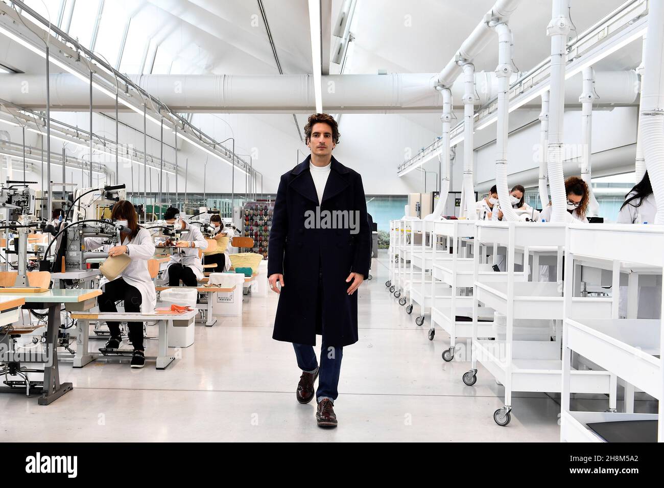 Lorenzo Bertelli, PDG de Prada, pose une photo à l'usine de jardins du  siège industriel de Prada, avant une interview pour la prochaine conférence  Reuters, à Valvigna Italie, le 22 novembre 2021.Photo