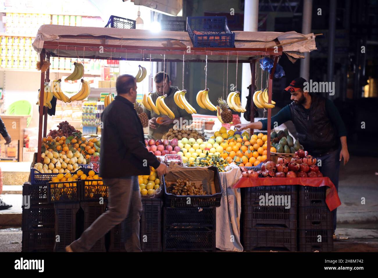 Mosul.29 novembre 2021.Photo prise le 29 novembre 2021 montre un stand de fruits au marché al-Midan à Mossoul, en Irak.Le marché a repris ses activités après sa reconstruction et l'enlèvement des débris de la destruction par les opérations militaires menées par les forces iraquiennes pour expulser les militants du groupe extrémiste de l'État islamique (EI).Credit: Khalil Dawood/Xinhua/Alamy Live News Banque D'Images