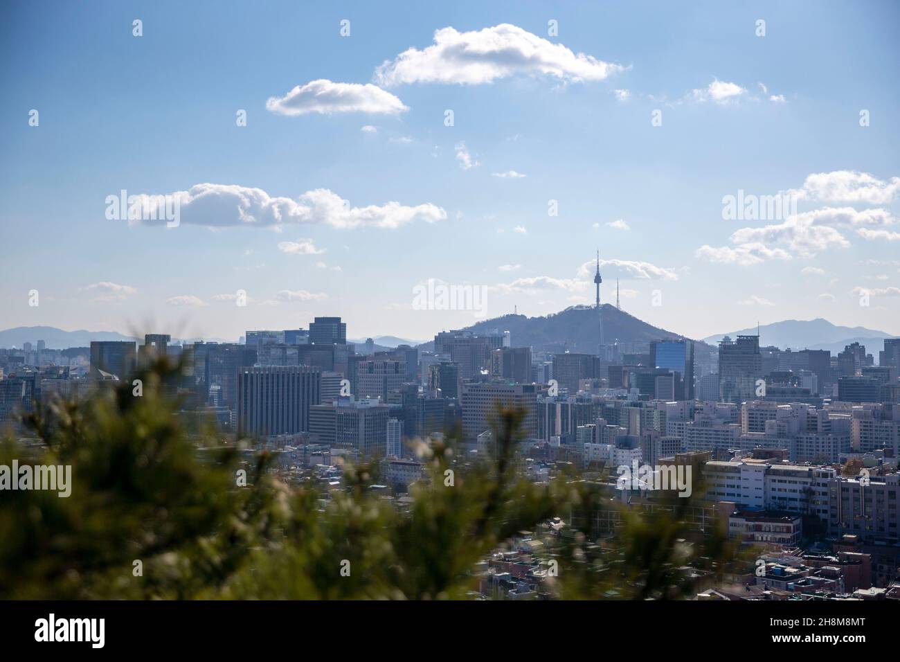 Séoul, Corée du Sud.1er décembre 2021.Photo prise le 1er décembre 2021 montre une vue sur la ville de Séoul, Corée du Sud.Le nombre quotidien de cas de COVID-19 en Corée du Sud a atteint un record alors que le gouvernement a assoupli les mesures anti-pandémiques dans un contexte de taux de vaccination plus élevé, ont déclaré les autorités sanitaires mercredi.Selon l'Agence coréenne de contrôle et de prévention des maladies (KDCA), le pays a signalé 5,123 cas de COVID-19 de plus à minuit mardi, par rapport à 24 heures auparavant, portant le nombre total d'infections à 452,350.Crédit : Wang Yiliang/Xinhua/Alay Live News Banque D'Images