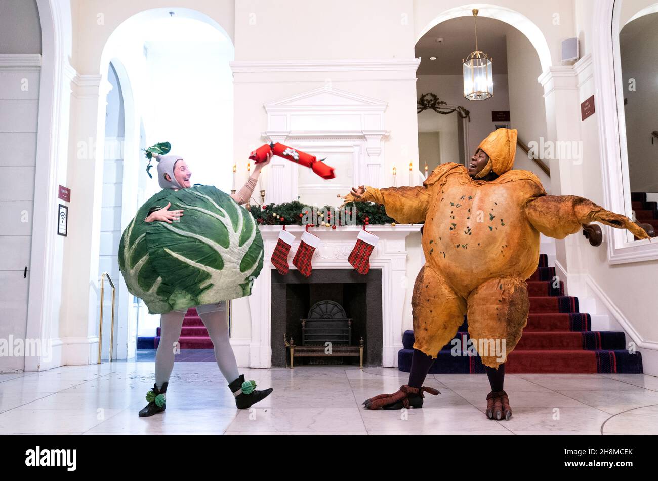 Les acteurs (à partir de la gauche) Sita Pieraccini et Florence Odumosu se mettent en scène avant leur spectacle « dîner de Noël » au Lyceum Theatre, Édimbourg, qui se tiendra du 6 décembre 2021 au 2 janvier 2022.Date de la photo: Mardi 30 novembre 2021. Banque D'Images