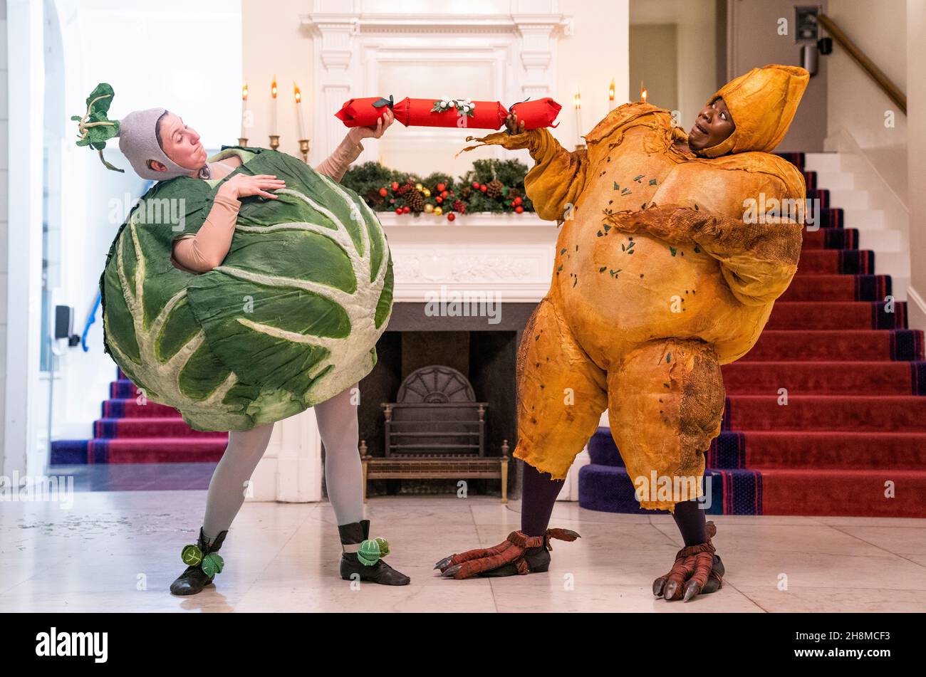 Les acteurs (à partir de la gauche) Sita Pieraccini et Florence Odumosu se mettent en scène avant leur spectacle « dîner de Noël » au Lyceum Theatre, Édimbourg, qui se tiendra du 6 décembre 2021 au 2 janvier 2022.Date de la photo: Mardi 30 novembre 2021. Banque D'Images