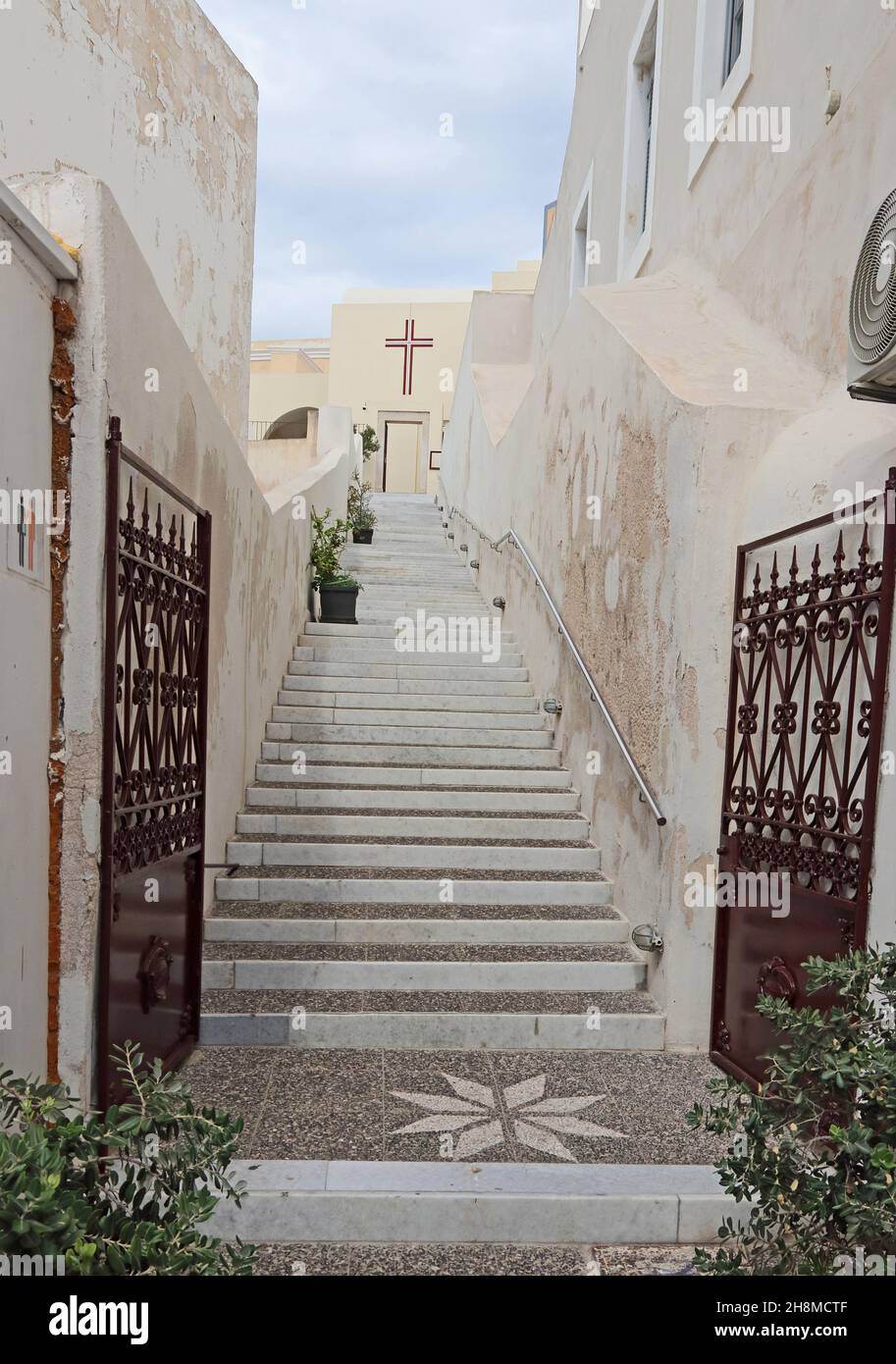 Escaliers menant à l'église, Fira, Santorini, Grèce Banque D'Images