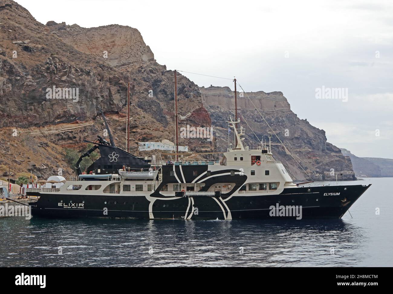 Elysium, une partie de la flotte de Elixir Boutique Yacht Cruises, amarré à Fira, Santorini, Grèce Banque D'Images