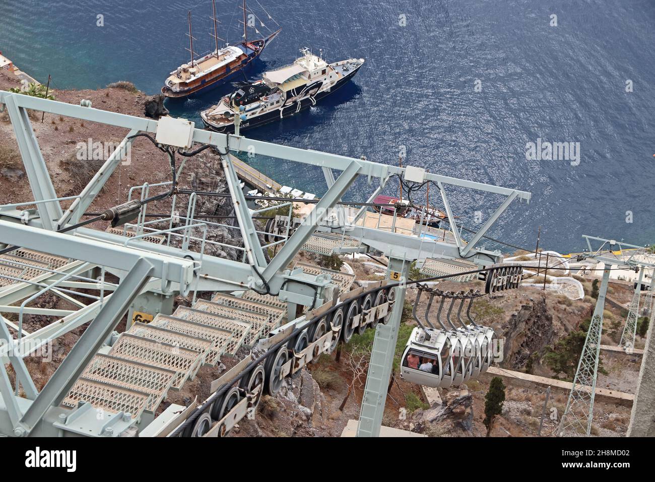 Vue sur le téléphérique et le port, Fira, Santorini, Grèce Banque D'Images