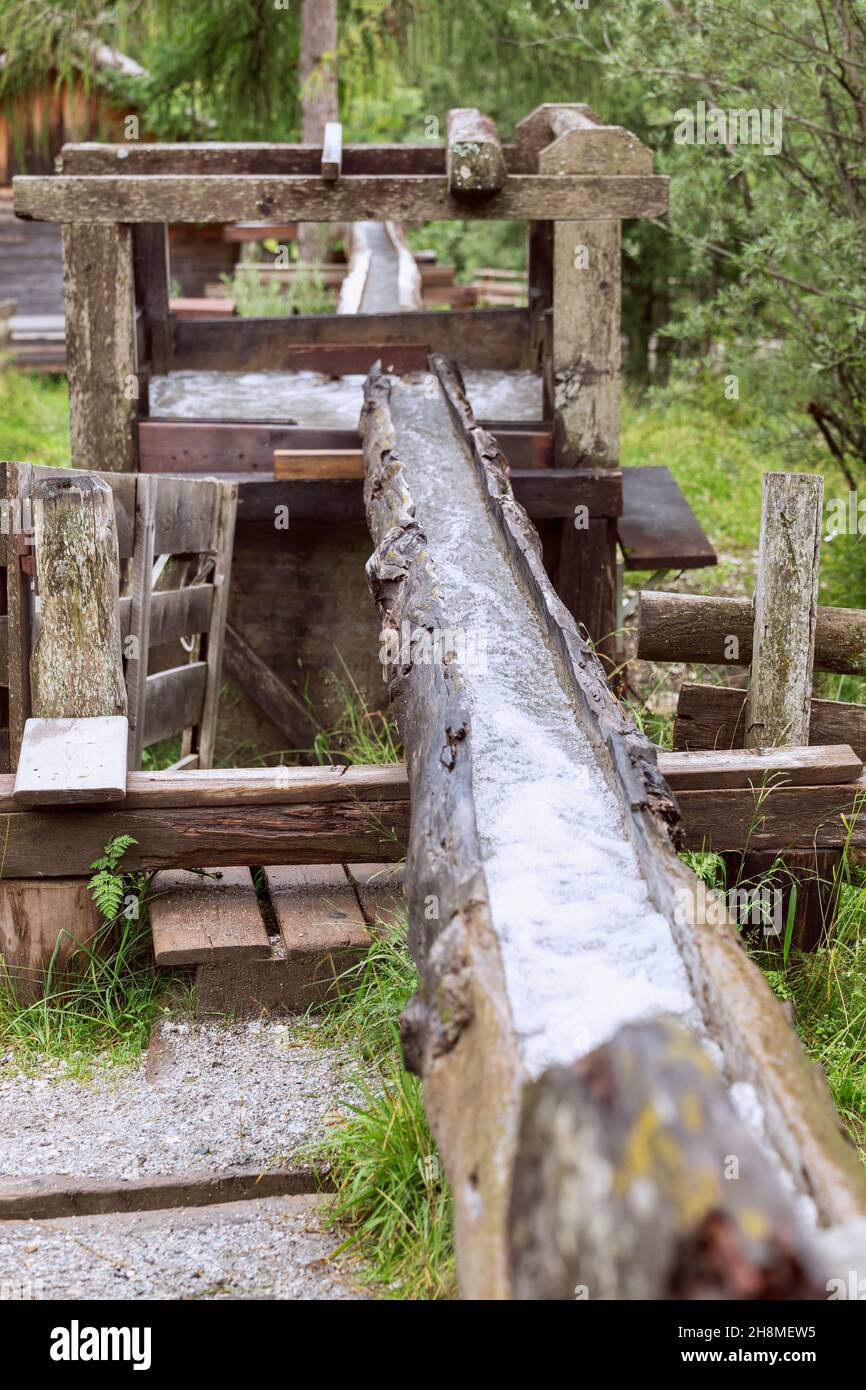 Aqueduc pour un moulin à eau dans la vallée du Mill (Longiaru, San Martino à Badia) Banque D'Images