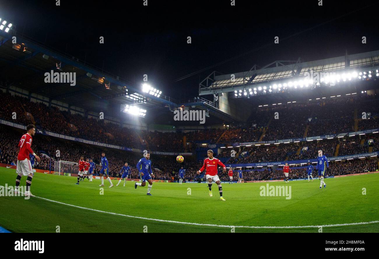 Londres, Royaume-Uni.28 novembre 2021.Vue générale du jeu avec Marcus Rashford de Man Utd et Reece James de Chelsea lors du match de première ligue entre Chelsea et Manchester United à Stamford Bridge, Londres, Angleterre, le 28 novembre 2021.Photo d'Andy Rowland.Crédit : Prime Media Images/Alamy Live News Banque D'Images