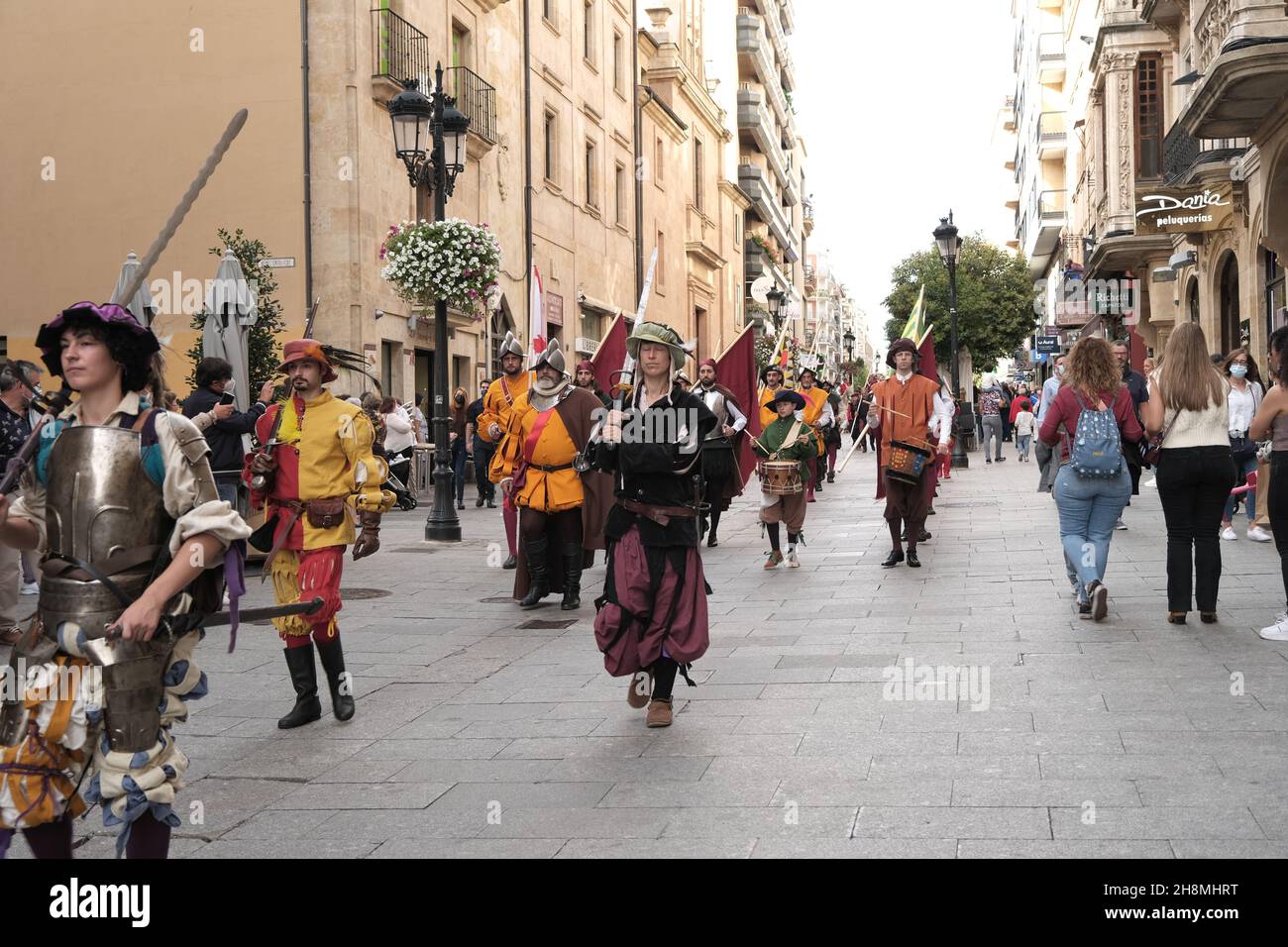 Festival traditionnel espagnol, dans la région de Castilla y Leon, Salamanque: Défilé en costumes traditionnels. Banque D'Images
