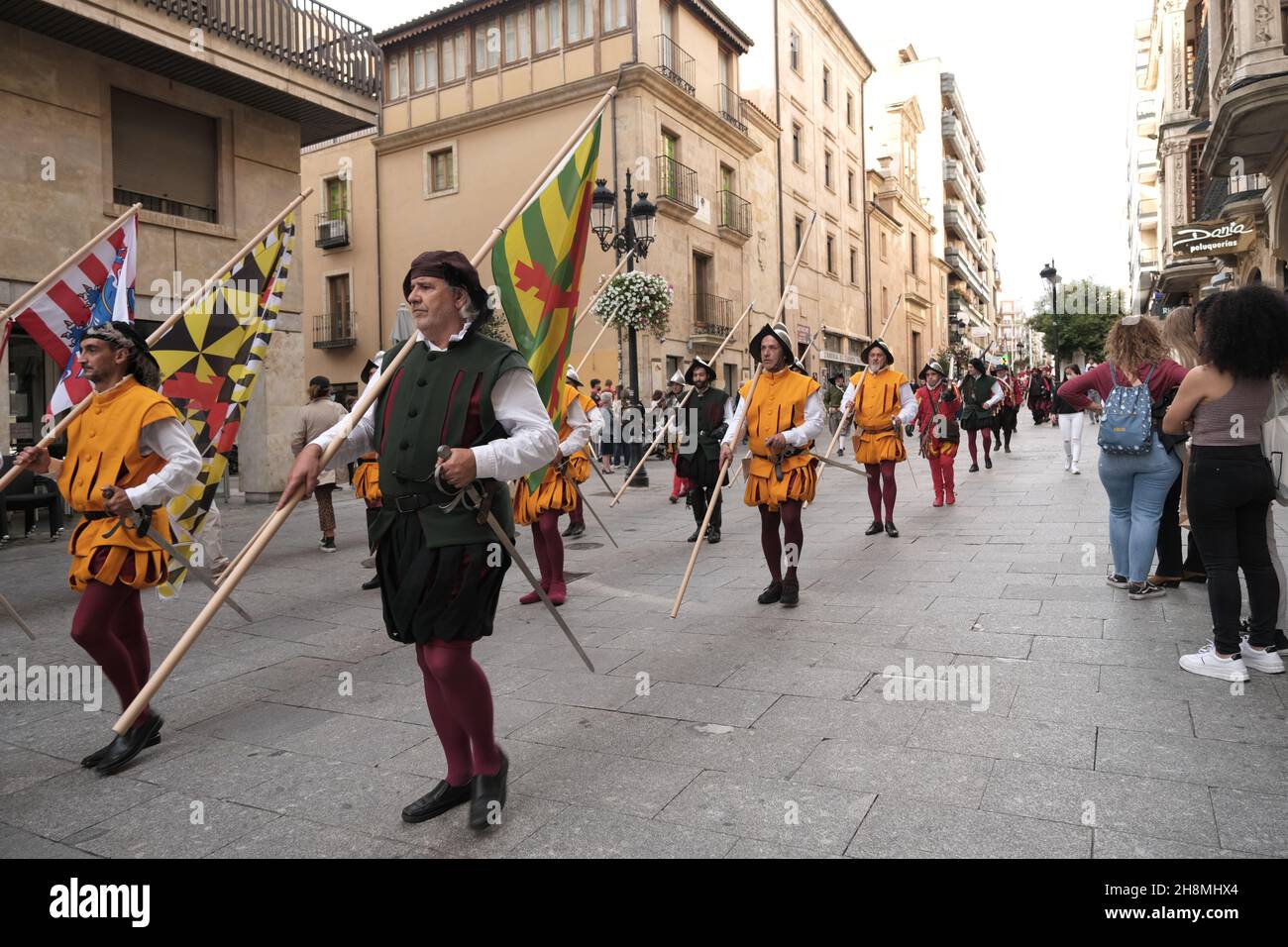 Festival traditionnel espagnol, dans la région de Castilla y Leon, Salamanque: Défilé en costumes traditionnels. Banque D'Images
