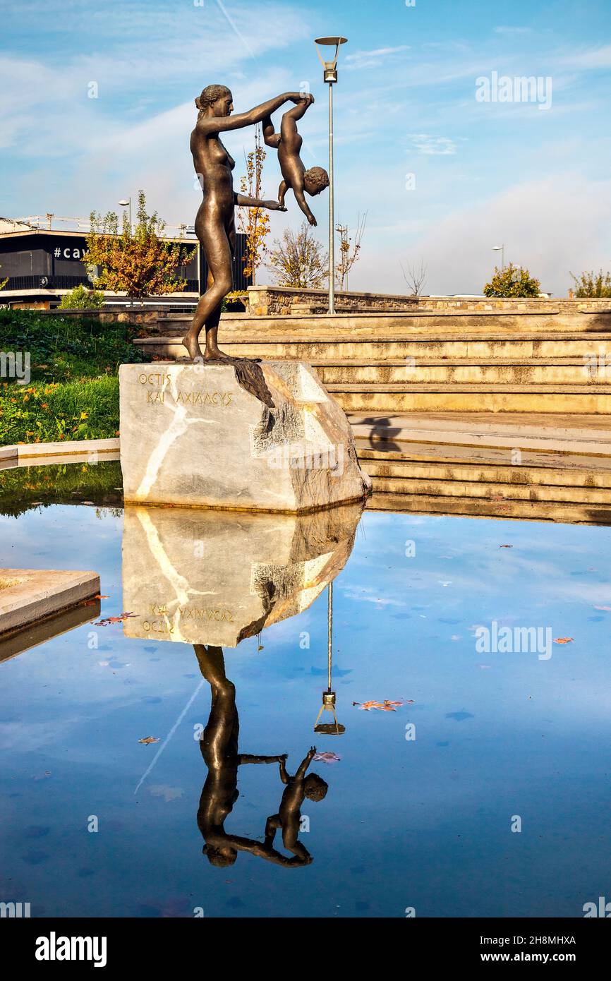 Statue de Thetis et d'Achille dans la ville de Farsala (patrie de l'ancien héros grec), Larissa, Thessalie, Grèce. Banque D'Images