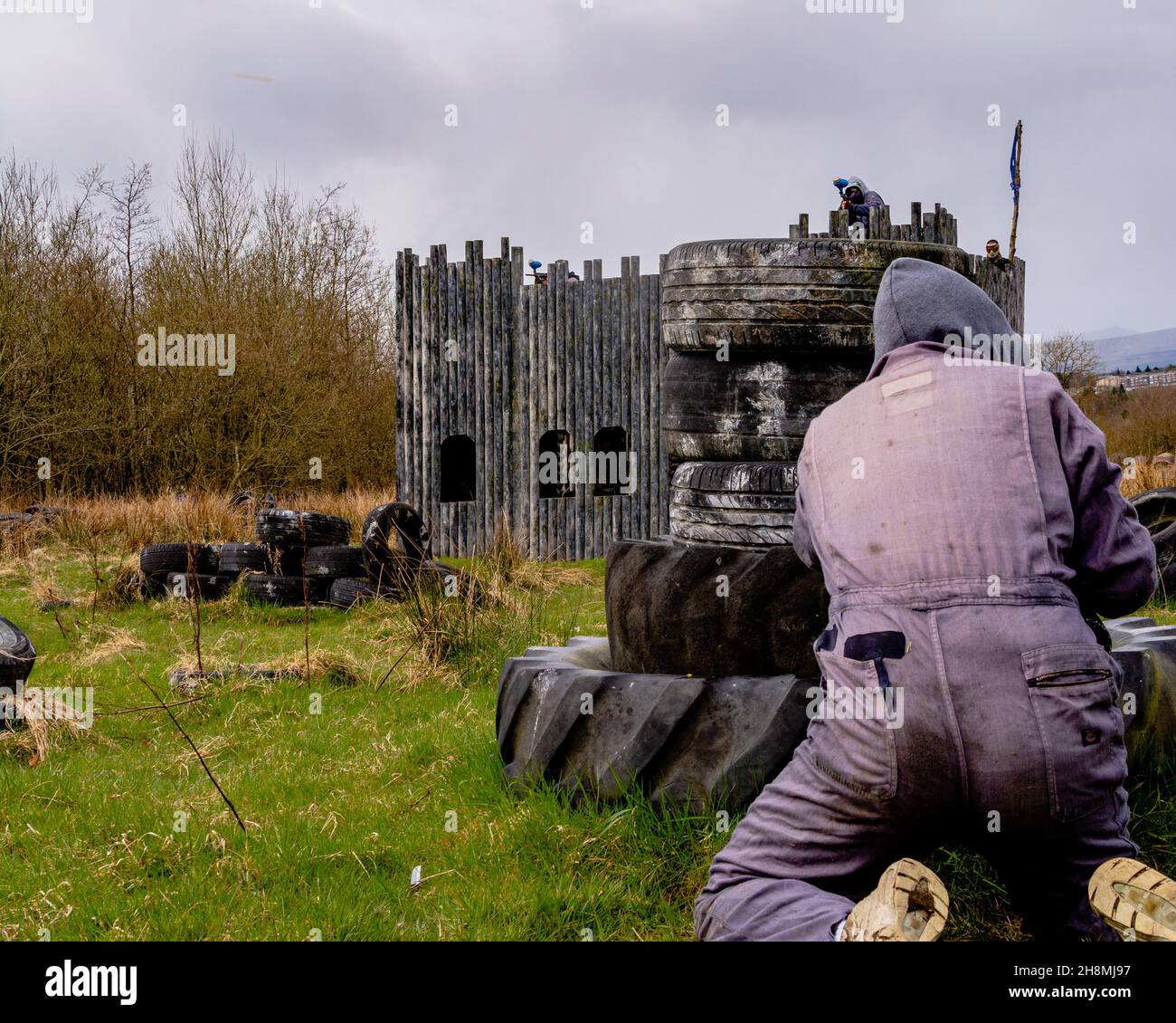 Paintball joueur sur le terrain se préparer à attaquer le château et gagner le jeu pour son équipe Banque D'Images