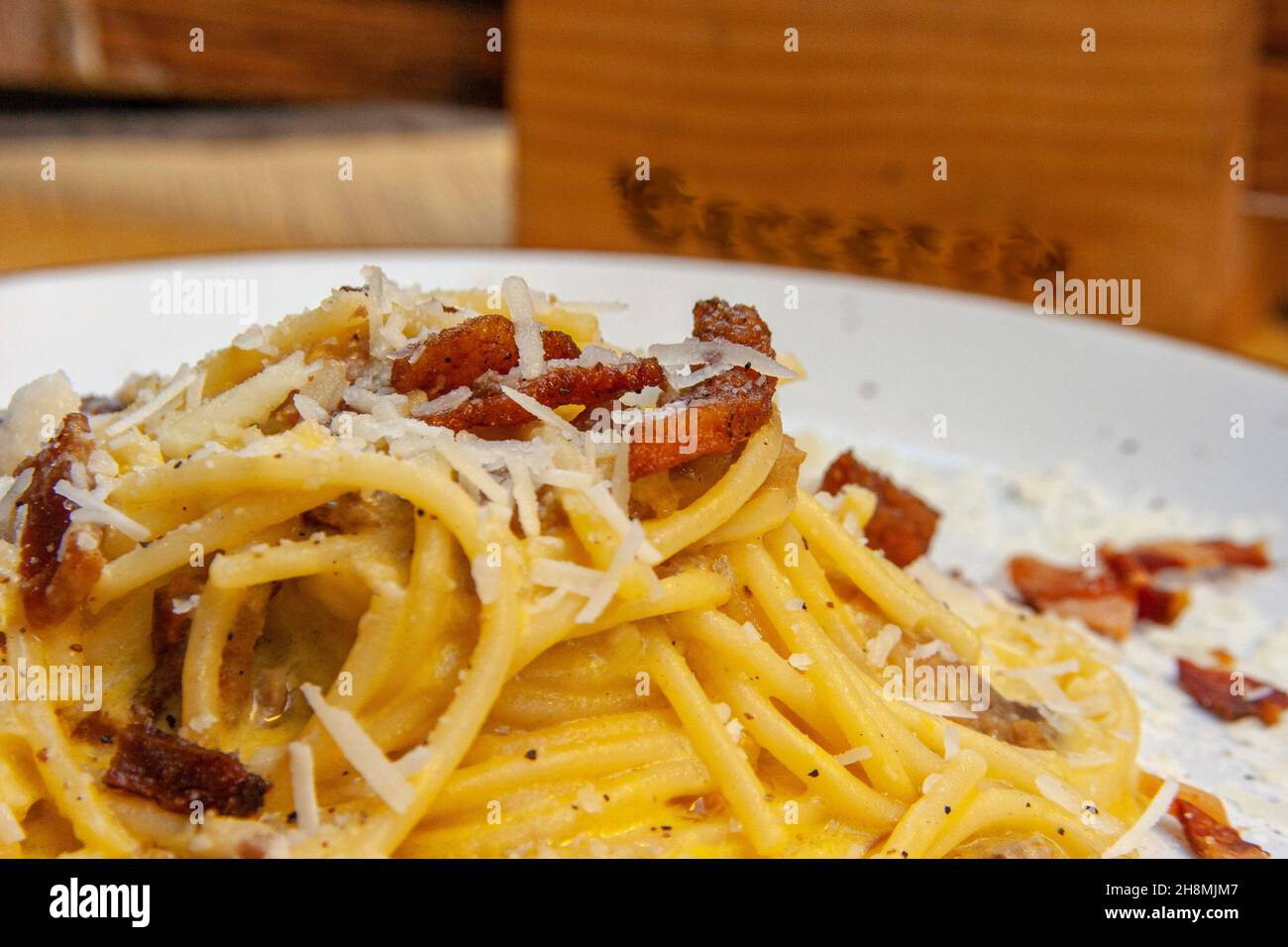 Pâtes alla carbonara est un plat caractéristique du Latium, et plus particulièrement de Rome, préparé avec des ingrédients populaires tels que les oeufs, le fromage pecorino Banque D'Images