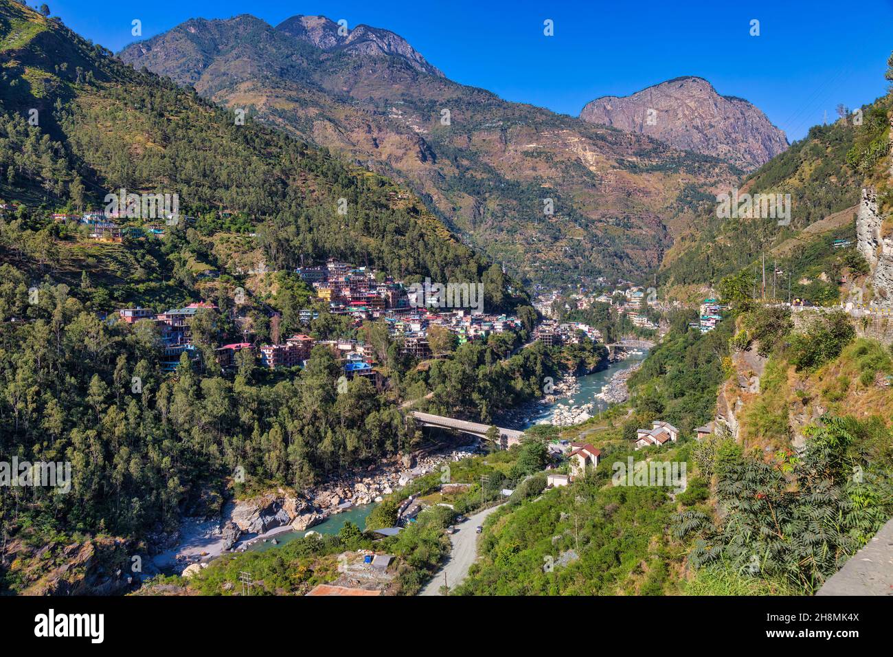 Rivière Satluj avec pont en vue aérienne et station de la colline de Sarahan à Himachal Pradesh, Inde Banque D'Images